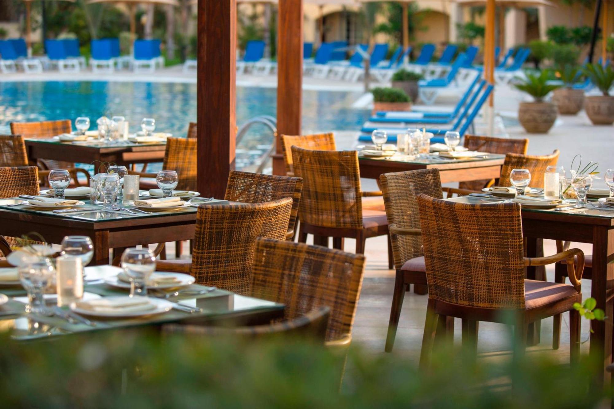 Renaissance Cairo Mirage City Hotel Exteriör bild The restaurant