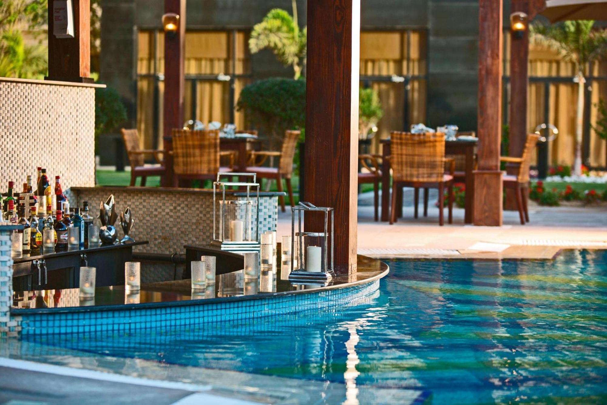 Renaissance Cairo Mirage City Hotel Exteriör bild The swimming pool at the hotel