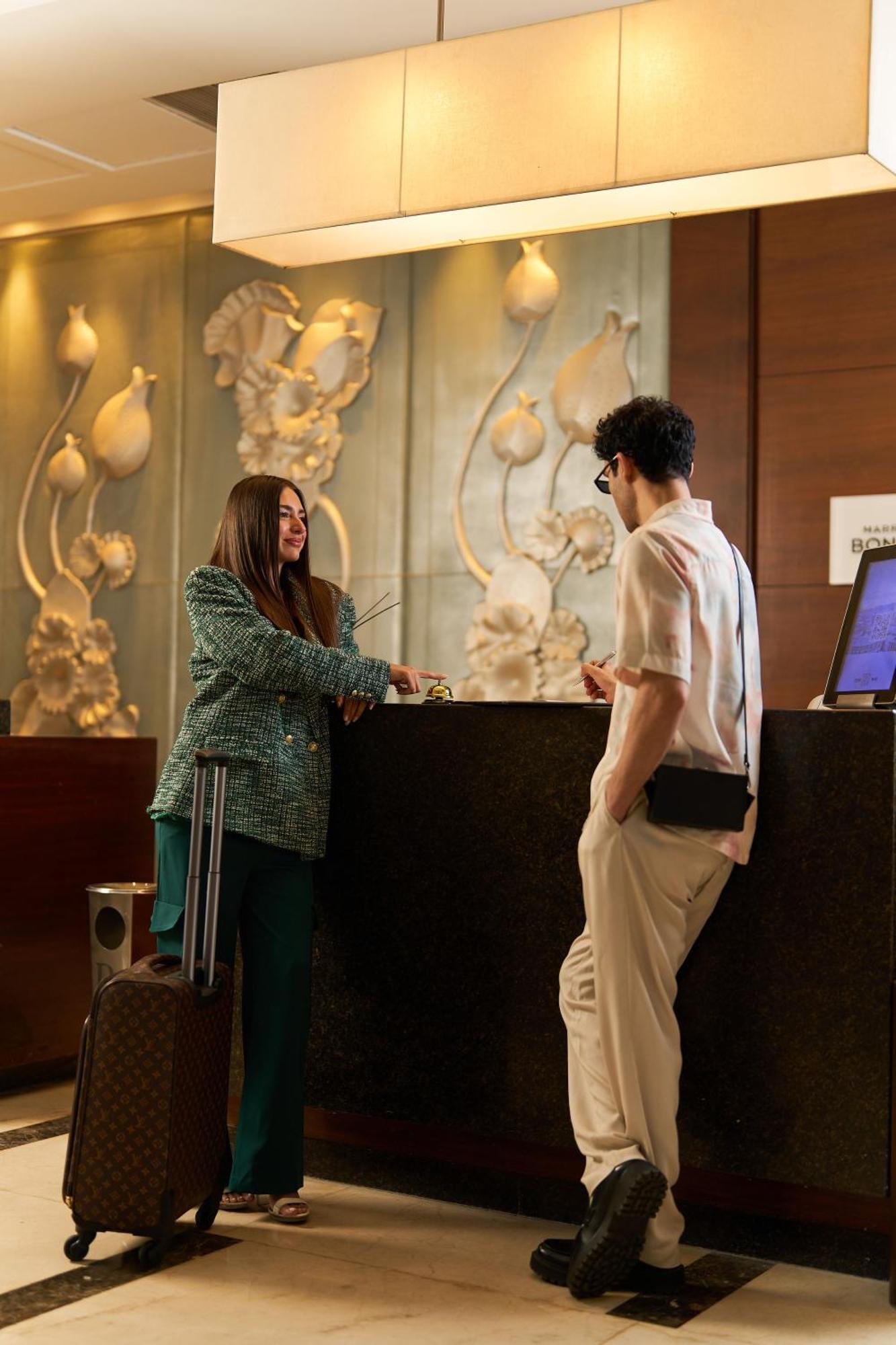 Renaissance Cairo Mirage City Hotel Exteriör bild A hotel receptionist