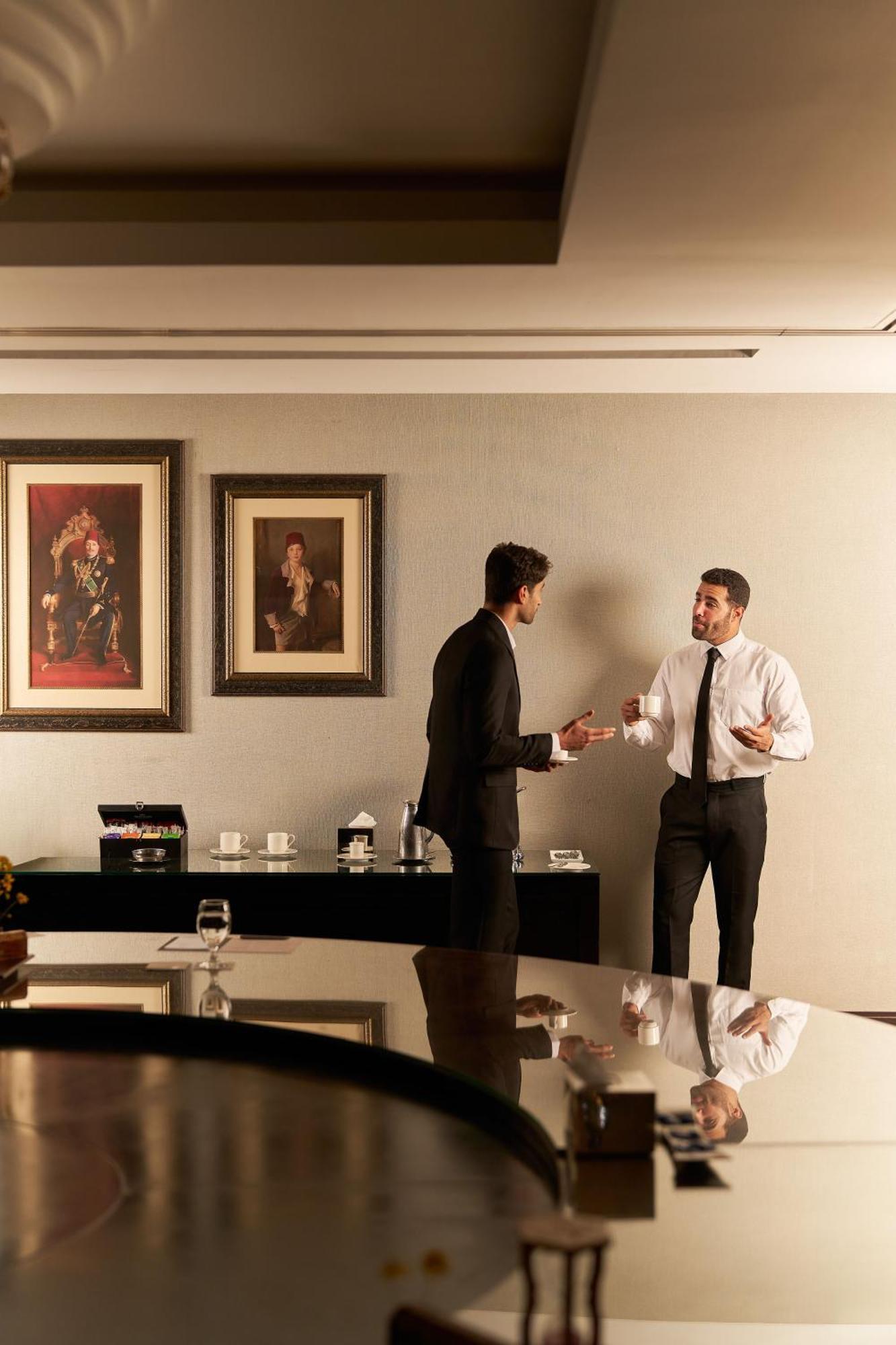 Renaissance Cairo Mirage City Hotel Exteriör bild A butler serving tea