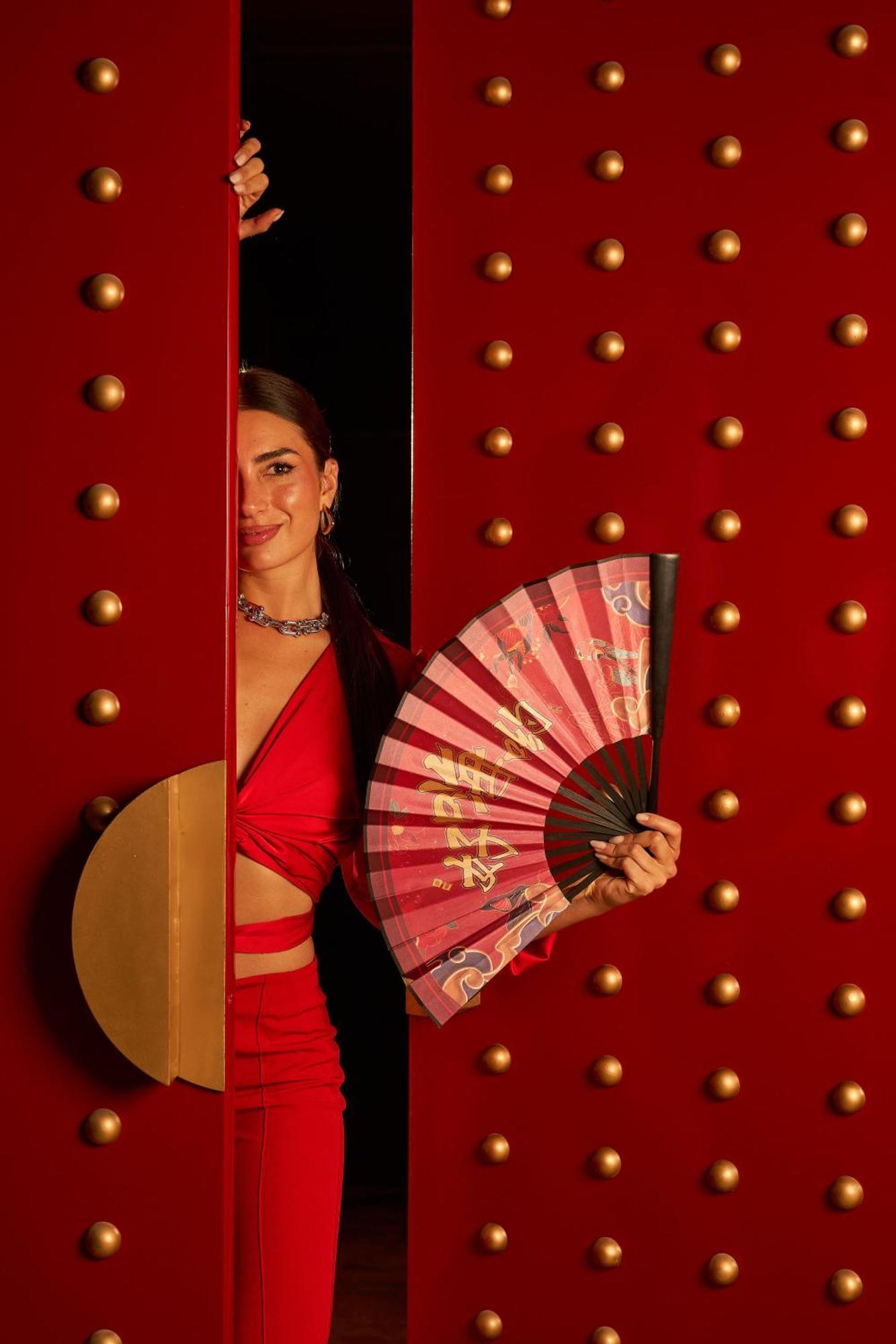 Renaissance Cairo Mirage City Hotel Exteriör bild A woman holding a hand fan