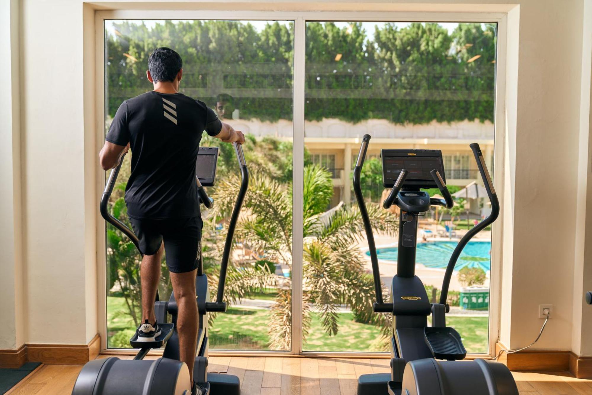 Renaissance Cairo Mirage City Hotel Exteriör bild A man on an elliptical trainer