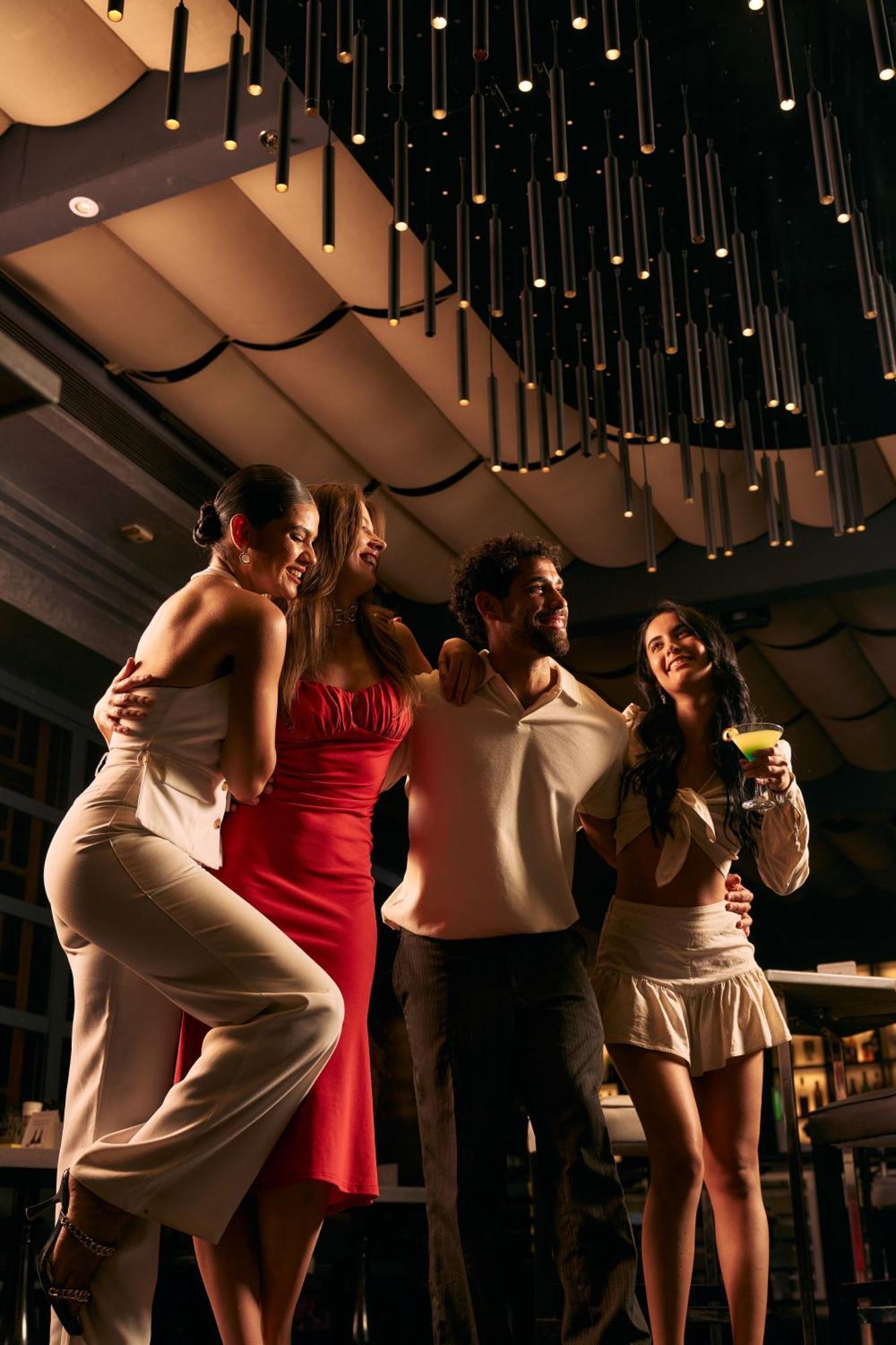 Renaissance Cairo Mirage City Hotel Exteriör bild A group of people dancing
