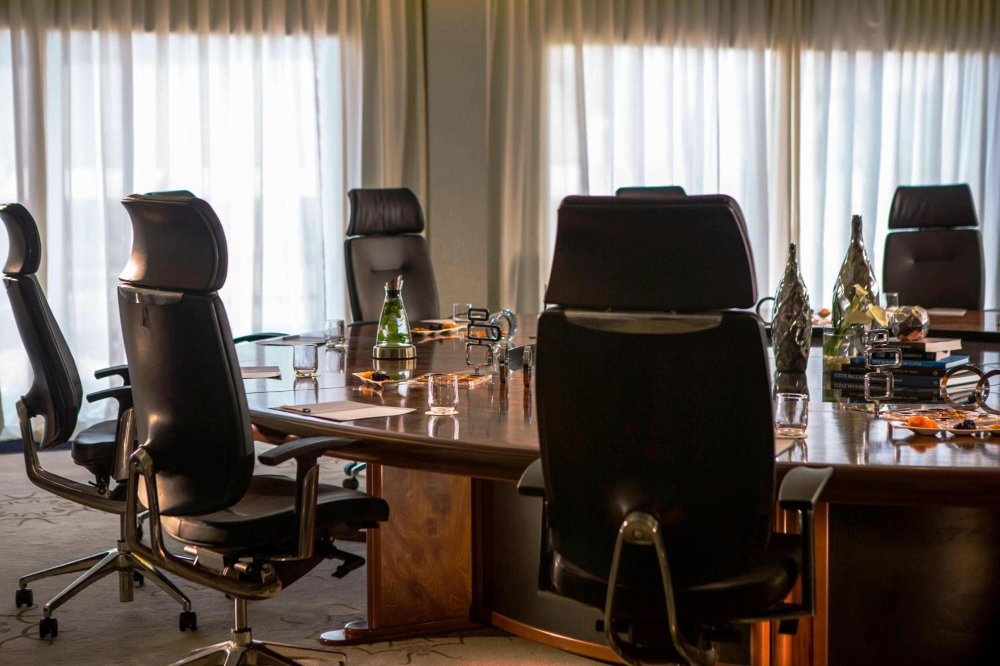 Renaissance Cairo Mirage City Hotel Exteriör bild The boardroom of the Airbus A380