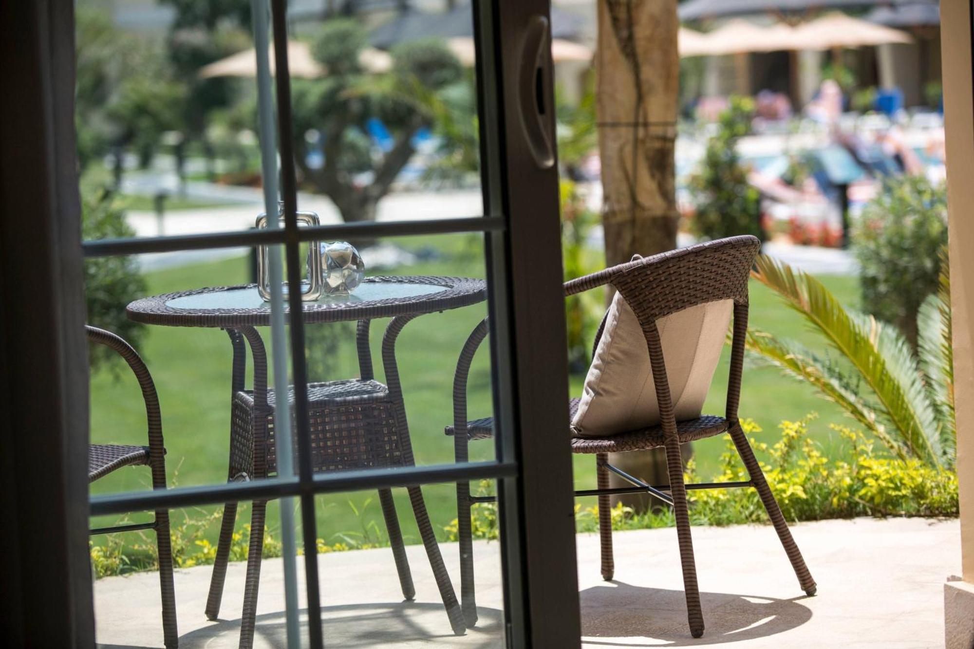 Renaissance Cairo Mirage City Hotel Exteriör bild The hotel's garden