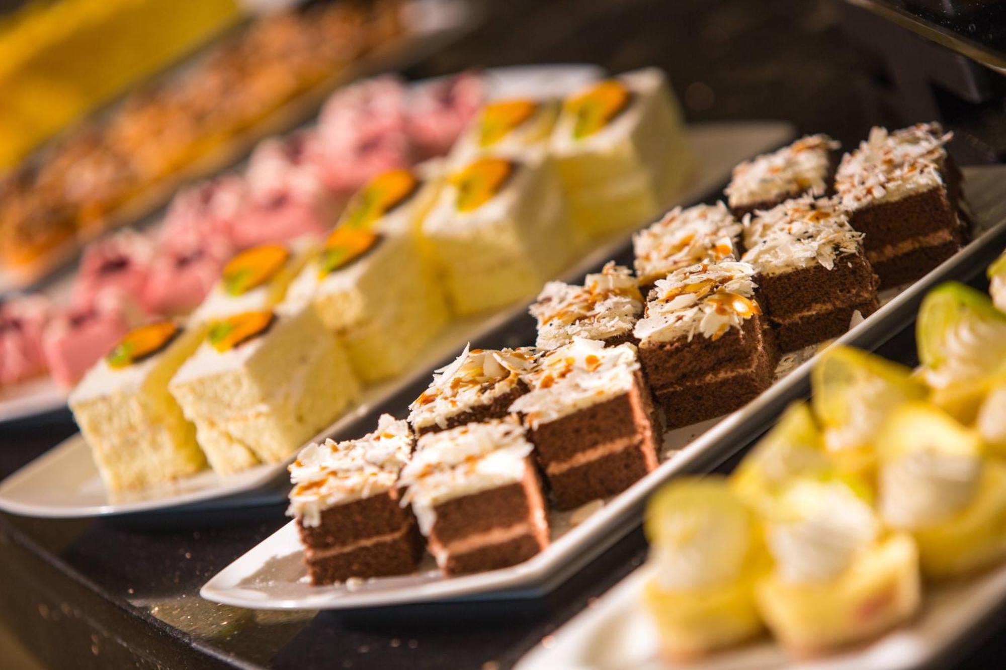 Renaissance Cairo Mirage City Hotel Exteriör bild Petit fours